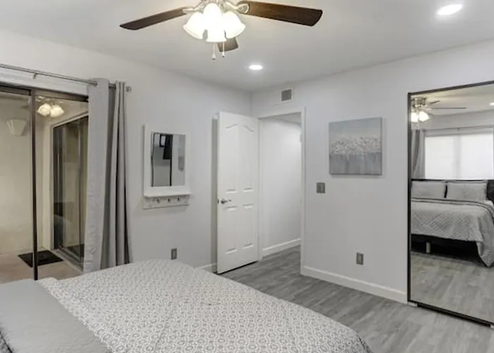 Executive 2 Bdrm In The Heart Of Biltmore Ferienhaus