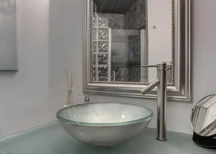 Executive 2 Bdrm In The Heart Of Biltmore Ferienhaus *