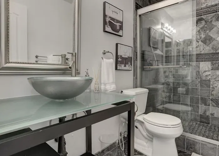 Executive 2 Bdrm In The Heart Of Biltmore