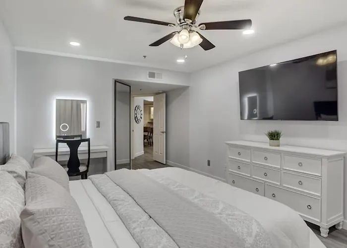 Executive 2 Bdrm In The Heart Of Biltmore Ferienhaus