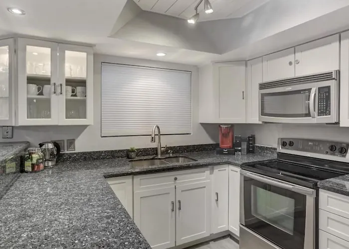 Executive 2 Bdrm In The Heart Of Biltmore *