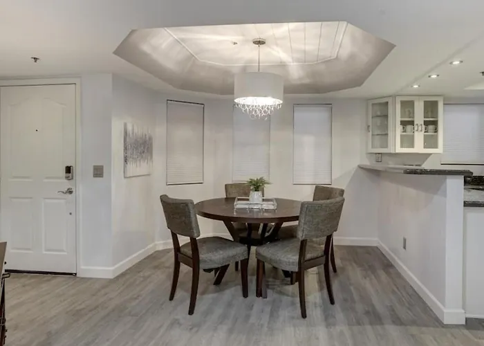 Executive 2 Bdrm In The Heart Of Biltmore Ferienhaus
