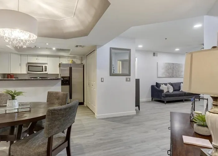 Executive 2 Bdrm In The Heart Of Biltmore Ferienhaus *