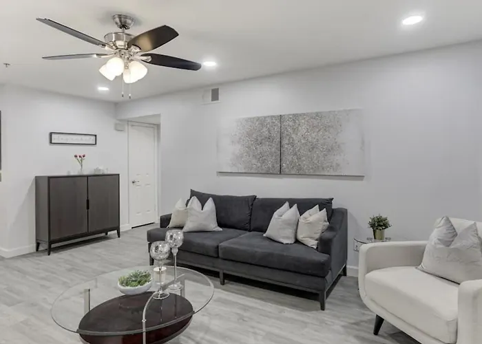 Executive 2 Bdrm In The Heart Of Biltmore *
